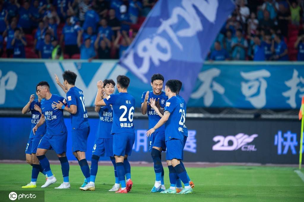 2016年3月，范加尔的曼联客场0-2输掉了与死敌的欧联杯1/8决赛次回合（总比分1-3）。