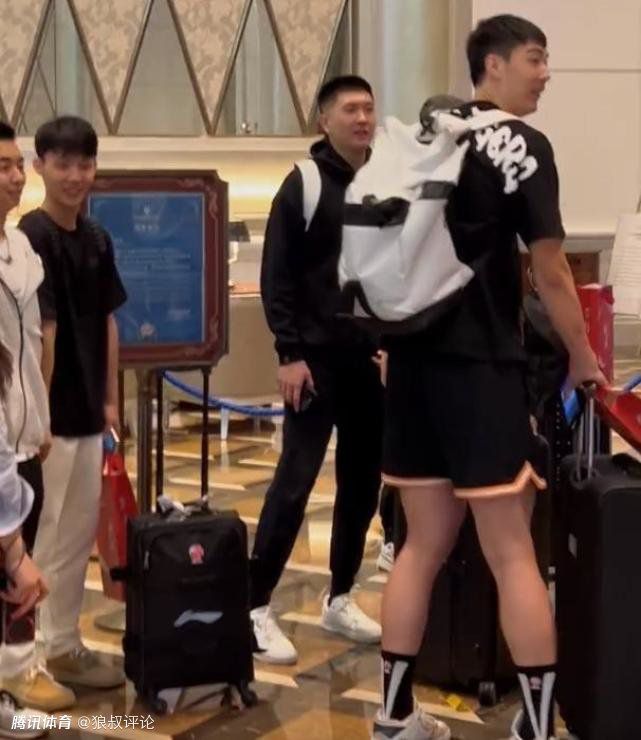 不论是异国小城的战火硝烟，还是外交官带领同胞穿越沙漠、红湖、戈壁的壮观场景，都让观众真实感受到危机四伏的撤侨之路